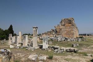 Ruinen in der antiken Stadt Hierapolis, Türkei foto