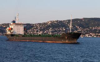 Frachtschiff im Meer foto