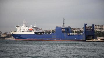 RoRo-Schiff im Hafen foto