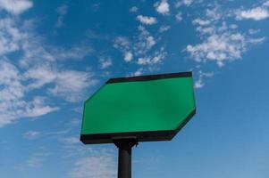 Plakatwand weiß leer mit Platz für Ihren eigenen Text. Hintergrund mit weißer Wolke und blauem Himmel für Außenwerbung, Banner mit Beschneidungspfad foto