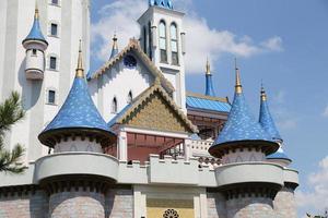 märchenschloss in sazova wissenschafts-, kunst- und kulturpark in der stadt eskisehir foto