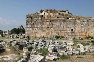 Ruinen in der antiken Stadt Hierapolis, Türkei foto