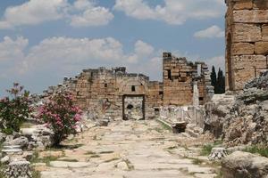 frontinus straße in der antiken stadt hierapolis, türkei foto