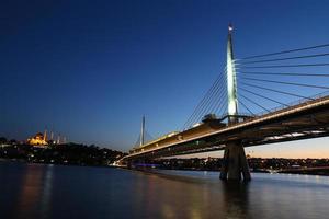 goldene horn-u-bahnbrücke in istanbul, türkei foto