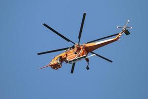 orangefarbener Feuerwehrhubschrauber foto