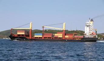 Containerschiff mit Gütern foto