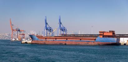 Frachtschiff im Hafen foto