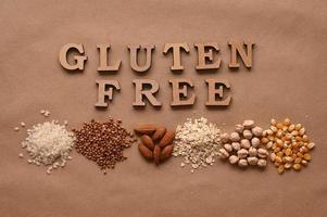glutenfreier text und glutenfreie produkte auf braunem hintergrund foto
