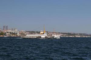 Fähre in der Bosporus-Meerenge foto