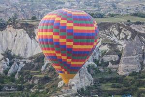 Heißluftballon in den Tälern von Kappadokien foto