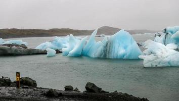 Eisberge in der Gletscherflusslagune Jokulsarlon, Island foto