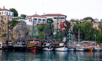 Boote im Hafen von Antalya, Türkei foto