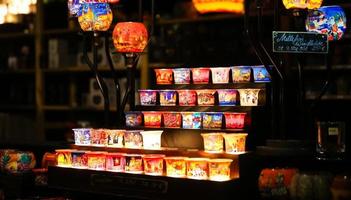 Kerzenhalter-Souvenirs auf dem Weihnachtsmarkt, Berlin, Deutschland foto