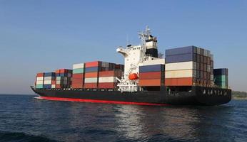Containerschiff mit Gütern foto