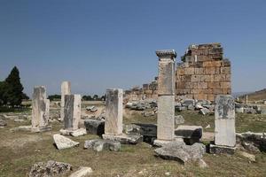 Ruinen in der antiken Stadt Hierapolis, Türkei foto