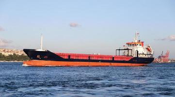 Frachtschiff im Meer foto