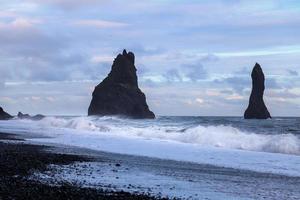 Reynisdrangar, schwarzer Sandstrand in Island foto