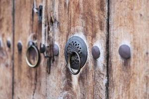 Türklinke aus Metall an Holztür foto