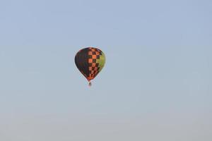 Heißluftballon über der Stadt Göreme foto