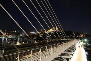 goldene horn-u-bahnbrücke in istanbul, türkei foto