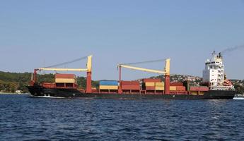 Containerschiff mit Gütern foto