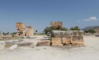 Ruinen in der antiken Stadt Hierapolis, Türkei foto