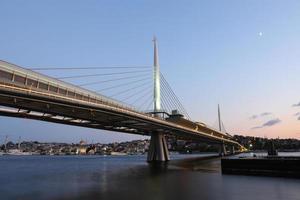 goldene horn-u-bahnbrücke in istanbul, türkei foto