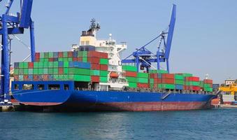 Containerschiff lädt in einen Hafen foto