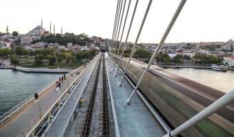 goldene horn-u-bahnbrücke in istanbul, türkei foto