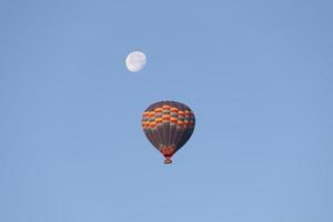 Heißluftballon über der Stadt Göreme foto