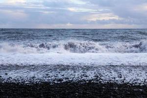 Reynisdrangar, schwarzer Sandstrand in Island foto