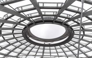 reichstagskuppel im deutschen parlament bundestag, berlin, deutschland foto