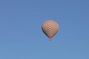 Heißluftballon über der Stadt Göreme foto