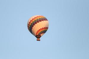 Heißluftballon über der Stadt Göreme foto