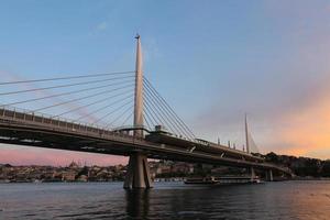 goldene horn-u-bahnbrücke in istanbul, türkei foto