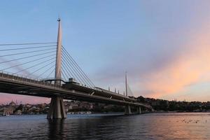 goldene horn-u-bahnbrücke in istanbul, türkei foto