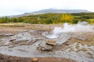 Kleiner Geysir in Island foto