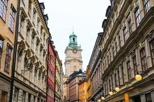 storkyrkan, kathedrale des heiligen nikolaus und gebäude in gamla stan, stockholm, schweden foto