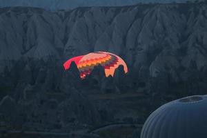 Heißluftballons in den Tälern von Kappadokien foto