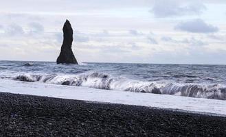 Reynisdrangar, schwarzer Sandstrand in Island foto