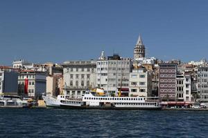 Karakoy und Galata-Turm in der Stadt Istanbul foto