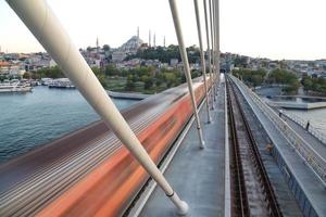 goldene horn-u-bahnbrücke in istanbul, türkei foto