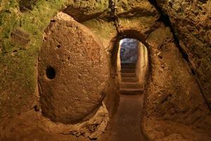 unterirdische stadt derinkuyu in kappadokien foto