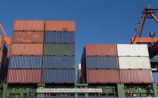 Containerschiff lädt in einen Hafen foto