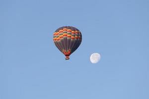 Heißluftballon über der Stadt Göreme foto