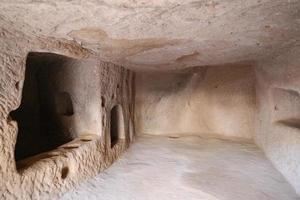 geschnitzter raum im zelve-tal, kappadokien foto