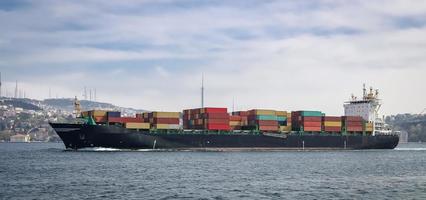 Containerschiff mit Gütern foto