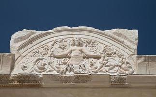 Tempel des Hadrian in der antiken Stadt Ephesus foto