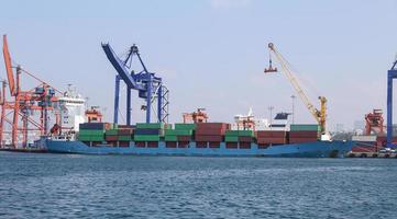 Containerschiff im Hafen foto