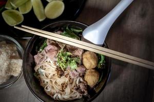 Nudelblutsuppe nach thailändischer Art, Bootsnudeln, köstliches Gericht, berühmte thailändische Nudelsuppe. Thais nennen Bootsnudeln. foto